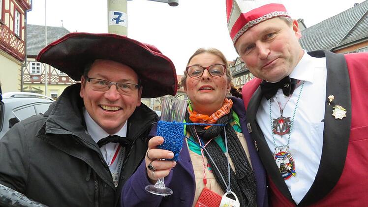 Aus Eltmann extra angereist, um den "Staffelstaanern" Kultur beizubringen, war "Diana, das Hü", links zweiter SKK-Präsident Michael Hess, rechts Präsident Matthias Graß.