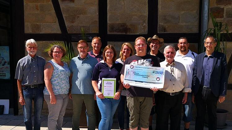 Erneut spendete die E-Dart-Gemeinschaft Oberfranken den Erlös ihres E-Dart-Benefiz-Turniers an die Stiftung für krebskranke Kinder Coburg. Hierfür konnte Geschäftsführerin der E-Dart-Gemeinschaft Nicole Ott (Mitte, links) die Dankesurkunde der Stiftung vom Stiftungsvorsitzenden Uwe Rendigs (außen links) und Stiftungsratsvorsitzendem Thomas Nowak (außen, rechts) entgegennehmen. Foto: privat