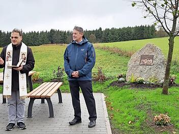 Pfarrer Richard Reis (links) stellte bei einer Feierstunde den Gedenkstein und ganz Nurn unter den Segen Gottes. Mit im Bild: Bürgermeister Gerhard Wunder.  Foto: Susanne Deuerling
