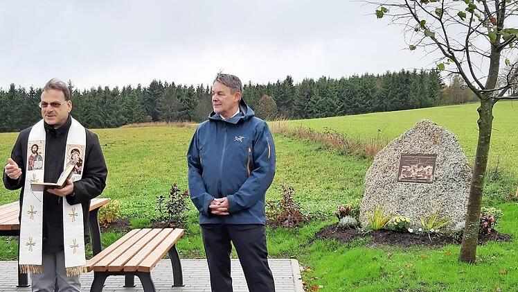 Pfarrer Richard Reis (links) stellte bei einer Feierstunde den Gedenkstein und ganz Nurn unter den Segen Gottes. Mit im Bild: Bürgermeister Gerhard Wunder.  Foto: Susanne Deuerling