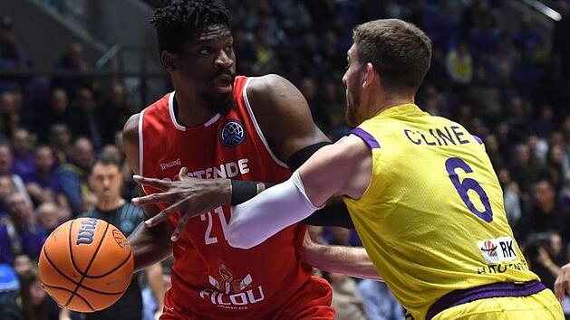 Shevon Thompson (mit Ball, im Trikot von Ostende) geh&ouml;rte 2019/20 den besten Centern der Champions League.  Foto: championsleague.basketball