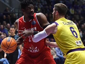 Shevon Thompson (mit Ball, im Trikot von Ostende) gehörte 2019/20 den besten Centern der Champions League.  Foto: championsleague.basketball
