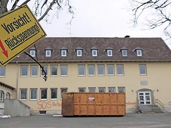 Spannende Angelegenheit: Die Zukunft der "Alten Schule" hat den Gemeinderat Niederfüllbach doppelt beschäftigt - einerseits mit einem "Rüffel" für Ex-Bürgermeister Martin Rauscher für dessen aufgesprühten Schriftzug am Gebäude, andererseits durch den Kindergarten-Neubau als wichtigster Ausgabeposten des Haushaltes für das kommende Jahr.