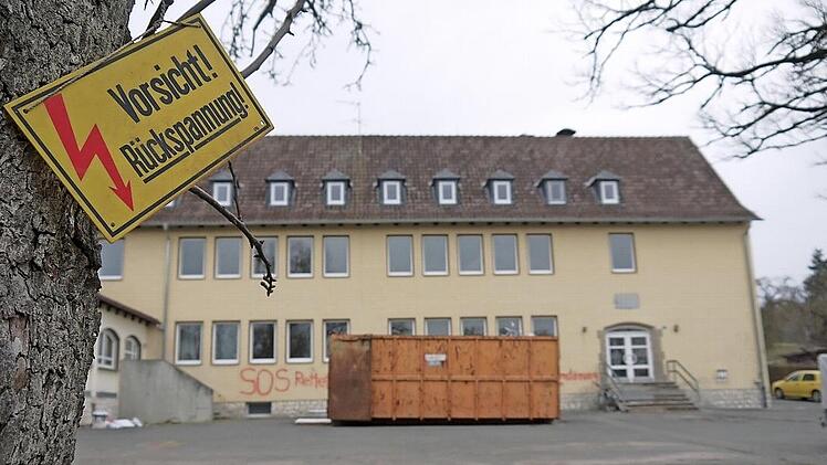 Spannende Angelegenheit: Die Zukunft der "Alten Schule" hat den Gemeinderat Niederfüllbach doppelt beschäftigt - einerseits mit einem "Rüffel" für Ex-Bürgermeister Martin Rauscher für dessen aufgesprühten Schriftzug am Gebäude, andererseits durch den Kindergarten-Neubau als wichtigster Ausgabeposten des Haushaltes für das kommende Jahr.