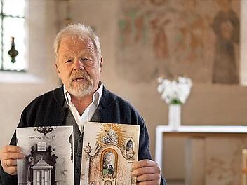 Links: Gaby Schuller kennt die Geschichte des Privatfriedhofes in der Rodacher Straße/Ecke Spittelleite. Rechts: Hubertus Habel führt durch die ehemalige jüdische Synagoge, die heutige Nikolauskapelle.
