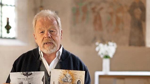 Links: Gaby Schuller kennt die Geschichte des Privatfriedhofes in der Rodacher Straße/Ecke Spittelleite. Rechts: Hubertus Habel führt durch die ehemalige jüdische Synagoge, die heutige Nikolauskapelle.