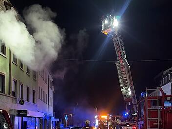 Schweinfurt: Brand in Wohngebiet - Personen im Geb&auml;ude eingeschlossen
