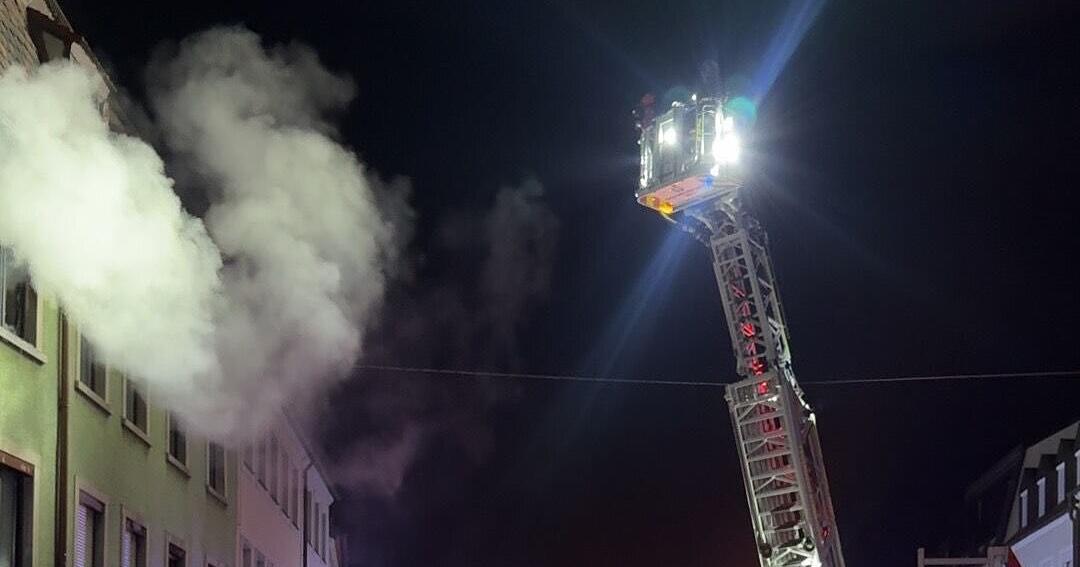 Schweinfurt: Brand in Wohngebiet - Personen im Gebäude eingeschlossen