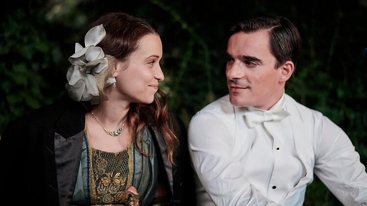 Ottilie (Kristin Suckow) hofft auf einen Heiratsantrag von Philipp (Hannes Wegener).