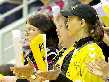 Begeisterung wollte beim letzten Heimspiel des HSC Coburg (37:30 gegen LHC Cottbus) selbst bei den treusten Fans der "Gelb-Schwarzen" nicht mehr aufkommen. Am Samstag um 19 Uhr bestreiten die Vestestädter ihr letztes Auswärtsspiel in Gensungen. Foto: Albert Höchstädter