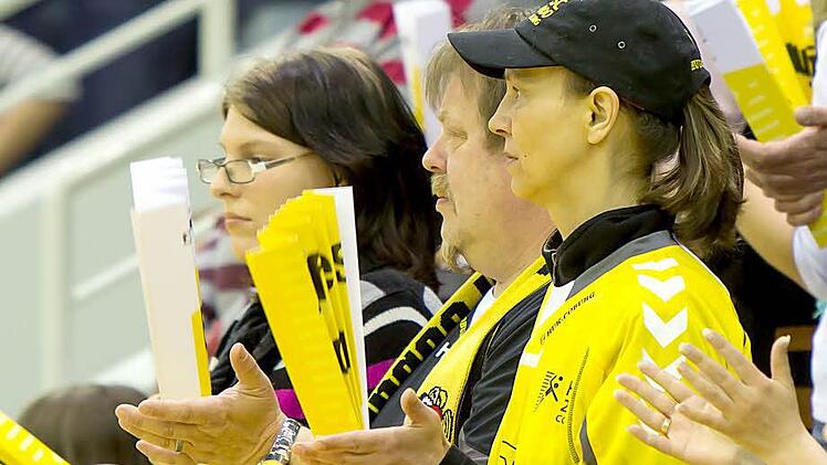 Begeisterung wollte beim letzten Heimspiel des HSC Coburg (37:30 gegen LHC Cottbus) selbst bei den treusten Fans der "Gelb-Schwarzen" nicht mehr aufkommen. Am Samstag um 19 Uhr bestreiten die Vestestädter ihr letztes Auswärtsspiel in Gensungen. Foto: Albert Höchstädter