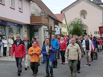 Die Pilger sorgen selbst für Nachwuchs. Wallfahrtsführer Reiner Herold (Kreuzträger vorne) hatte Tochter Stefanie (rechts dahinter) dabei, Altlandrat Herbert Neder seine Enkelin Helena. Fotos: Günther Straub