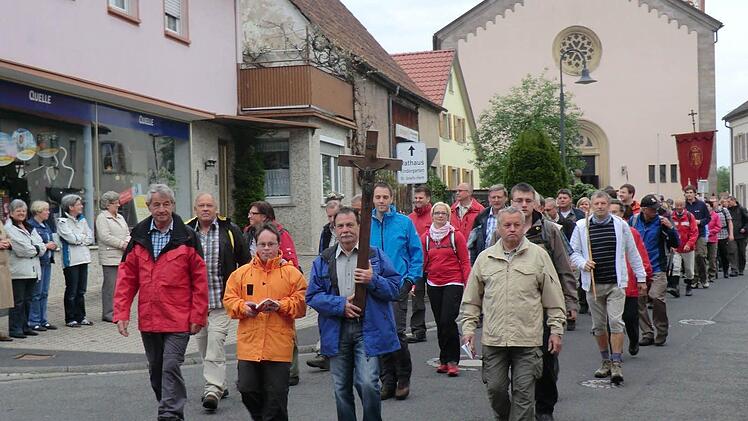 Die Pilger sorgen selbst für Nachwuchs. Wallfahrtsführer Reiner Herold (Kreuzträger vorne) hatte Tochter Stefanie (rechts dahinter) dabei, Altlandrat Herbert Neder seine Enkelin Helena. Fotos: Günther Straub