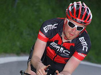 Stefan Preller sitzt fest im Sattel. Gerade beim Radfahren muss er noch einiges aufholen, um beim Challenge in Roth erfolgreich zu sein. Foto: Preller
