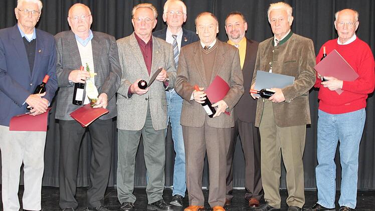 Mit der Jubiläumsurkunde ehrten Helmut Zirnsak (Dritter von rechts) und Sigbert Mantel (Vierter von linkd) die Gründungsmitglieder Arnold Preisner, Franz Naumann, Otto Frank, Georg Bühl, Helmut Frank und Lothar Goldbach (von links). Foto: Roland Mayer