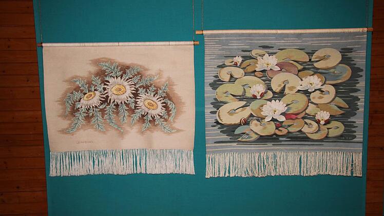 Die Gobelins wurden nach französischem Vorbild der Pariser Gobelin-Manufaktur ebenfalls per Hand gewebt.