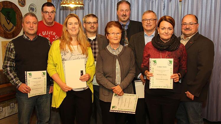Zahlreiche Mitglieder des TSV Untersiemau wurden mit Vereinsehrennadeln und BLSV-Ehrennadeln ausgezeichnet (von links): Martin Buron, Thomas Berhold, Sabrina Janson, Johann Buchner, Ingrid Graßmann, Zweiter Bürgermeister Frank Weber, Michael Boßecker, Michaela Müller, Vorsitzender Jürgen Rückert. Foto: Michael Stelzner