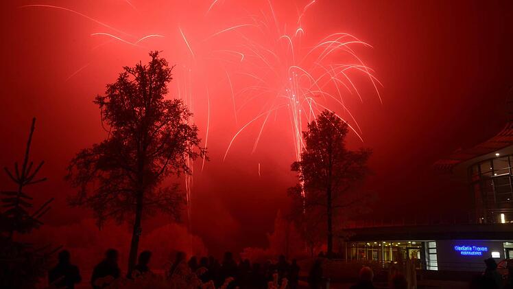 Zum Jahreswechsel 2016/2017 haben viele Kissinger den Blick auf das Feuerwerk genossen. Ein besonderes Lichterspektakel war von der Therme aus zu sehen. Glitzernde Sterne und leuchtende Fontänen lockten bei minus sieben Grad ins Freie. Foto: Peter Rauch