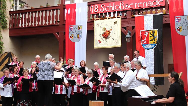 Die Harmonie, am Pult Christiane Brenne, am Piano Nachfolgerin Hella Commichau Foto: Johanna Blum