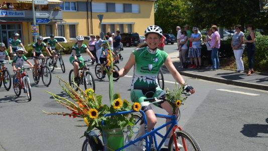 Die Fahrerin der MTB-Abteilung verteilte Sonnenblumen auf ihrer Fahrt.