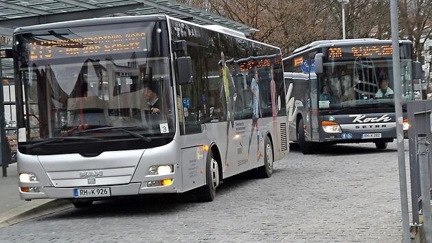 Zwei Herzo-Busse am Busbahnhof an der Schütt: Der Stadtbusverkehr für die Stadt und ihre Ortsteile wird neu geplant.  Foto: Bernhard Panzer