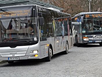 Zwei Herzo-Busse am Busbahnhof an der Sch&uuml;tt: Der Stadtbusverkehr f&uuml;r die Stadt und ihre Ortsteile wird neu geplant.  Foto: Bernhard Panzer