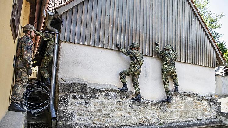 Die Bundeswehr, hier eine Vorstellung in Bonnland, mit Standorten in Hammelburg und Wildflecken hat Großaufträge für das lokale Baugewerbe in die Planung genommen. Das freut die Bürgermeister im Landkreis.  Foto: Alena Schleicher