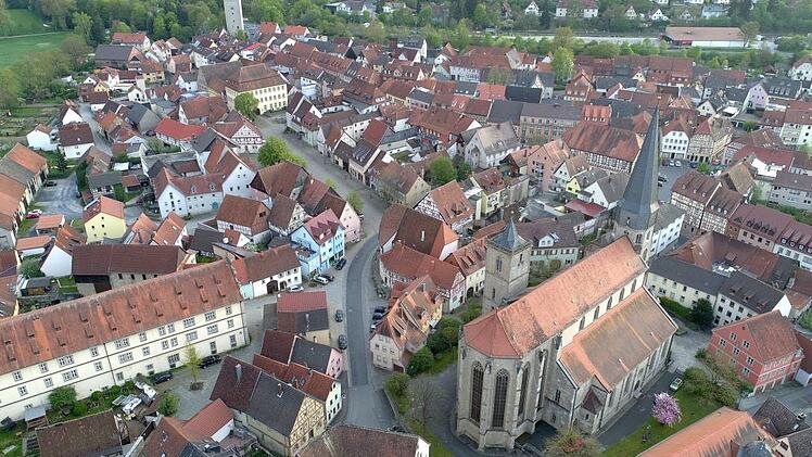Die Vogelperspektive zeigt die historische Bausubstanz Münnerstadts. Die Stadt feiert in diesem Jahr 1250-jähriges Bestehen mit einem großen Programm mit Konzerten, Märkten, Aufführungen und Festen.  Foto: Linda Hummel