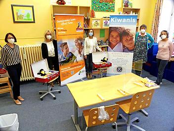 Rektorin Daniela Naujoks und Lehrerin Birgit Schuller-Höhn (Dritte und Zweite von links) freuten sich mit Bildungskoordinatorin Nicole Neuber (links) über die zwei neuen Mentoren-Koffer, die ihnen Rosi Müller und Präsidentin Sabine Kretschmar (von rechts) vom Kiwanisclub überreichten.