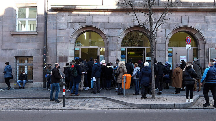 Nürnberg: Bürokratiechaos beim Bürgeramt: Anstehende berichten von über zwei Stunde Wartezeit
