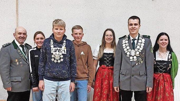 Das neue Königshaus (von links) 1. Schützenmeister Armin Hahn, 1. Jugendrittern Greta Pietron, Jugendkönig Maximilian Fürst, 2. Jugendritter Justus Pietron, 2. Ritterin Jasmin Henke, Schützenkönig Marco Leitschuh, 1. Jugendritterin Emily Blahusch