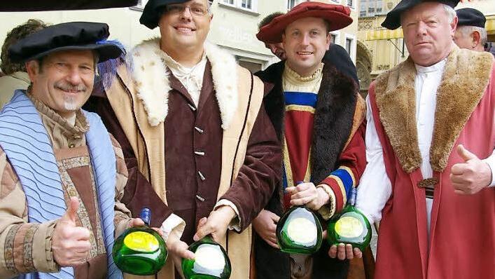 Daumen hoch bei der Eröffnung der Tourismus-Saison im April: Hofrat Walter Vierrether und seine Stellvertreter Jürgen Reitmeier, Stephan Baier und Dieter Märkert haben allerdings ein Problem, wenn sie ihre Gruppen in der Rathaushalle aufs Klo lassen wollen.