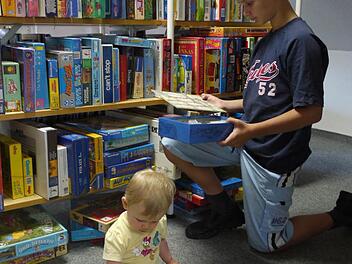 Yannis wählt aus einem großen Spiele-Angebot aus.  Foto: Pauline Lindner