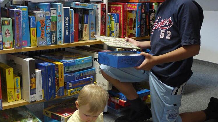 Yannis wählt aus einem großen Spiele-Angebot aus.  Foto: Pauline Lindner
