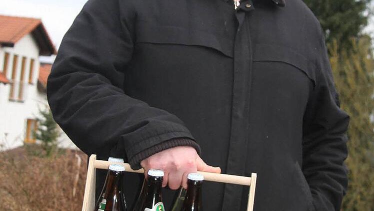 Martin Bittruf wartet schon auf das Einsammelkommando und hat ein Tragerl Bier als kleine Aufmerksamkeit bereitsgestellt.