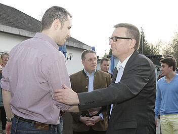 Fairer Verlierer: Amtsinhaber Dietmar Hofmann (rechts) gratuliert dem Sieger der Stichwahl in Thurnau, Martin Bernreuther. Zu den ersten Gratulanten des neuen Rathauschefs gehörte CSU-Kreisvorsitzender Henry Schramm (Mitte).