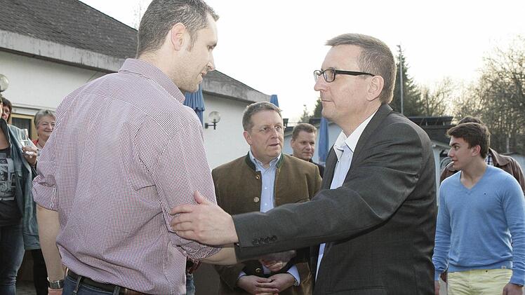 Fairer Verlierer: Amtsinhaber Dietmar Hofmann (rechts) gratuliert dem Sieger der Stichwahl in Thurnau, Martin Bernreuther. Zu den ersten Gratulanten des neuen Rathauschefs gehörte CSU-Kreisvorsitzender Henry Schramm (Mitte).