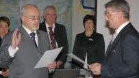 Nachzügler: MdL Jürgen W. Heike hatte dienstliche Termine und wurde deshalb von Michael Busch (rechts) im Alleingang vereidigt. Foto: Berthold Köhler
