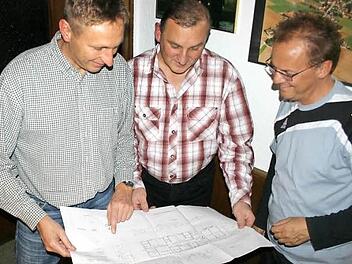 Bereits vor vier Jahren studierten Jugendleiter Gerald Streng, Vorsitzender Ralf Sperber und Kassier Thomas Mahr (von links) die Pläne eines Sportheim-Baues am Heubacher Fußballplatz. Das Raumprogramm von damals ist nochmals überarbeitet worden. Jetzt wird das Projekt erneut diskutiert.FT-Archivfoto: Ralf Kestel