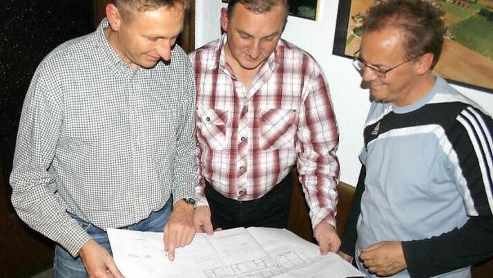 Bereits vor vier Jahren studierten Jugendleiter Gerald Streng, Vorsitzender Ralf Sperber und Kassier Thomas Mahr (von links) die Pläne eines Sportheim-Baues am Heubacher Fußballplatz. Das Raumprogramm von damals ist nochmals überarbeitet worden. Jetzt wird das Projekt erneut diskutiert.FT-Archivfoto: Ralf Kestel