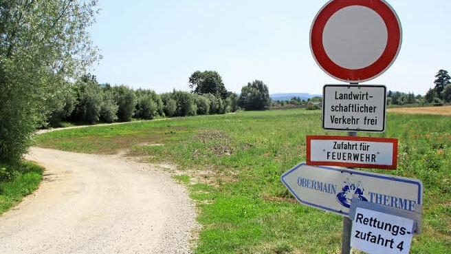 Bei Badewetter ist dieser Rettungsweg häufig total zugeparkt. Nun schritt die Polizei ein. Foto: Matthias Einwag