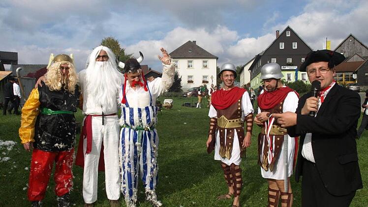 Sieger und Besiegte. Von links Asterix Pater Jan Poja, Miraculix Alexander Löffler, Obelix Jens Korn, die stolzen Römer und "Jack" Roland Schmidt.  Foto: Susanne Deuerling