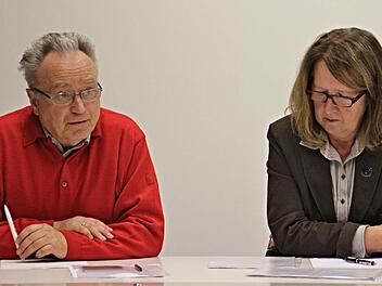 Der bisher amtierende Vorsitzende der VHS Ebern, Franz Zeheter, und die bisherige Geschäftsführerin Irmgard Ruhhammer (von links) am 4. November bei der Jahresversammlung, wo die Auflösung nicht vollzogen werden konnte. Archivfoto: Helmut Will