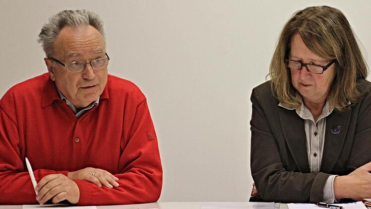 Der bisher amtierende Vorsitzende der VHS Ebern, Franz Zeheter, und die bisherige Geschäftsführerin Irmgard Ruhhammer (von links) am 4. November bei der Jahresversammlung, wo die Auflösung nicht vollzogen werden konnte. Archivfoto: Helmut Will