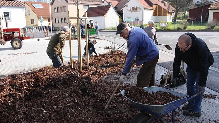 Gemeinsam geht es besser. Das zeigte sich wieder bei der Pflanzaktion am Reichenbacher Feuerwehr-Gerätehaus. Foto: Arnold Nöth