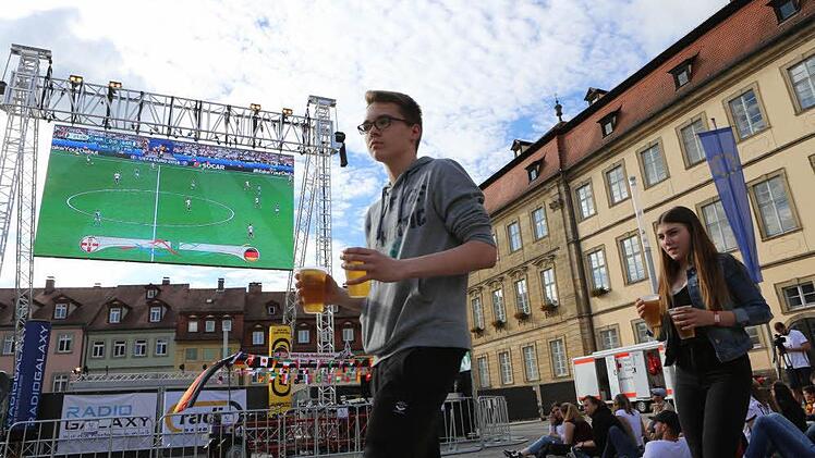 Bei warmen Temperaturen hatten die Zuschauer auf dem Maxplatz Durst. Foto: Barbara Herbst