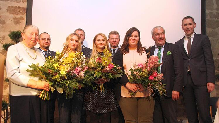 Großes Lob fürs Ehrenamt zollten Martin Bernreuther und Ludwig Spaenle (von rechts) den Geehrten (vorne, von links) Irmgard Will, Susan Müller, Marissa Hofmann und Nadja Kraus sowie (dahinter, von links) Hansi Greim, Bernd Michael und Holger Gaudig. Foto: Jochen Nützel