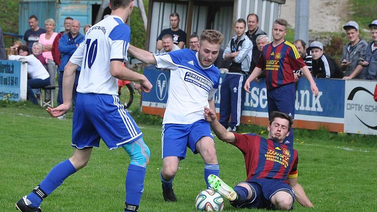 Wolfsbergs Kapitän Frank Distler stoppt am Boden liegend den Wichsensteiner Andre Schäfer, während Marcus Schüpferling (Nr. 10) abwartet und Nico Winter im Hintergrund nicht mehr eingreifen kann. Fotos: Leo Hühnlein