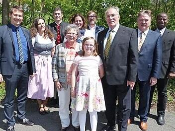 Hannelore und Georg Hempfling (vorne) mit Enkelin Mina sowie (hinten, von links) Bürgermeister Roland Wolfrum, Tochter Bianca, Schwiegersohn Rainer, Tochter Sonja, Schwiegersohn Geret, Landrat Klaus Peter Söllner und Pater Firmin Azalekor Foto: Klaus-Peter Wulf