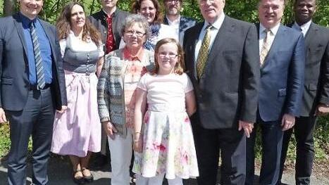 Hannelore und Georg Hempfling (vorne) mit Enkelin Mina sowie (hinten, von links) Bürgermeister Roland Wolfrum, Tochter Bianca, Schwiegersohn Rainer, Tochter Sonja, Schwiegersohn Geret, Landrat Klaus Peter Söllner und Pater Firmin Azalekor Foto: Klaus-Peter Wulf